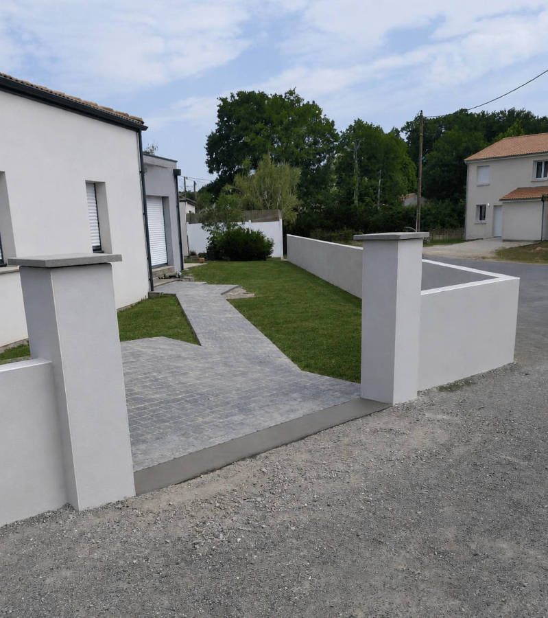 BOUTIN Maçonnerie - Réalisation d'une entrée de maison avec poteaux de portail à Pont-Saint-Martin